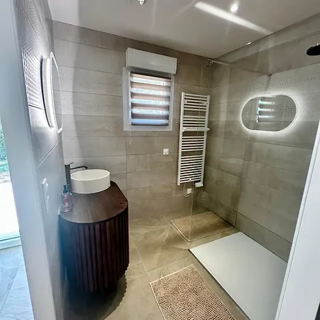 Holiday home Maison Neuve, Cadre Apaisant,jacuzzi Et Piscine *