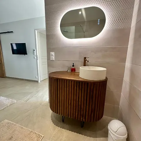 Holiday home Maison Neuve, Cadre Apaisant,jacuzzi Et Piscine *