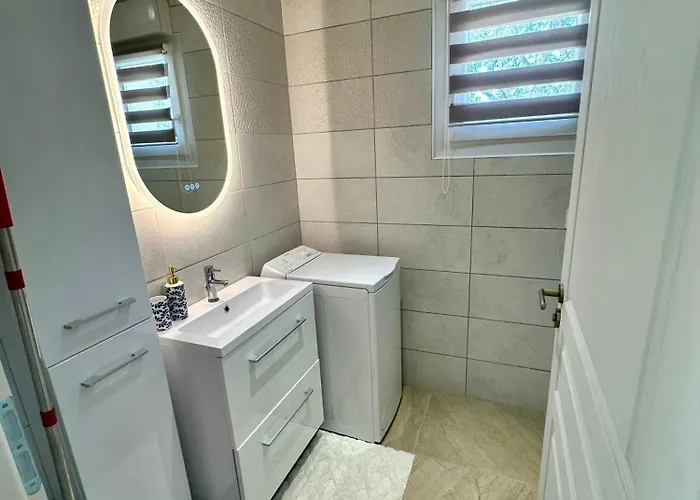 Maison Neuve, Cadre Apaisant,jacuzzi Et Piscine Planioles